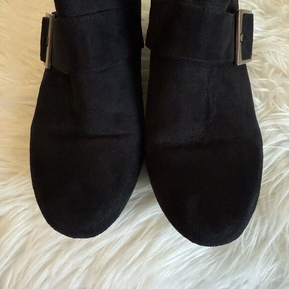 Comfort Plus By Predictions Faux Suede Black Buckle Heeled Ankle Bootie Witchy - Picture 6 of 9